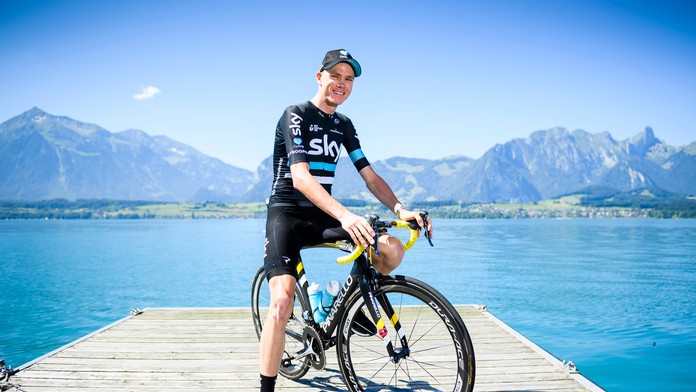 Chris Froome pózuje fotografom pod Švajčiarskymi Alpami