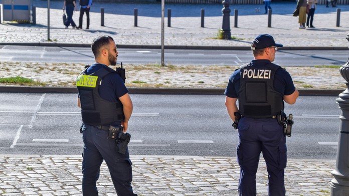 Útok za bieleho dňa. V maskách napadli muža v parku a odsekli mu mačetou tri prsty