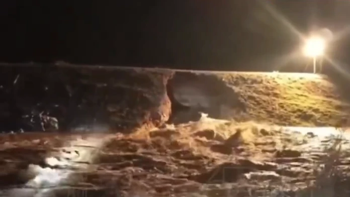 VIDEO: V ruskom meste Orsk sa pretrhla hrádza na rieke, v oblasti vyhlásili výnimočný stav