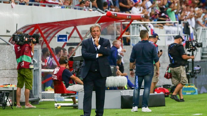 Zadumaný lodivod našej reprezentačnej lode Ján Kozák v kvalifikačnom zápase s Anglickom v Trnave,