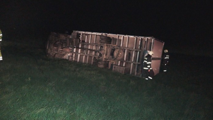 Vietor sfúkol z cesty nákladiak.