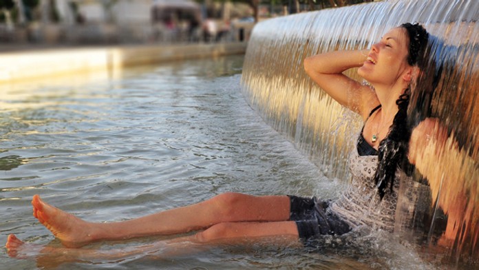 Žena vo fontáne - ilustračná snímka