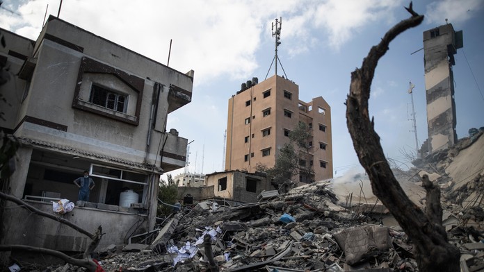 Trosky pôvodne šesťposchodvej budovy v Gaze, ktorú zničil izraelský nálet.