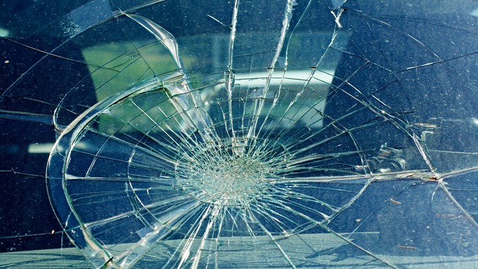 nehoda, čelné sklo