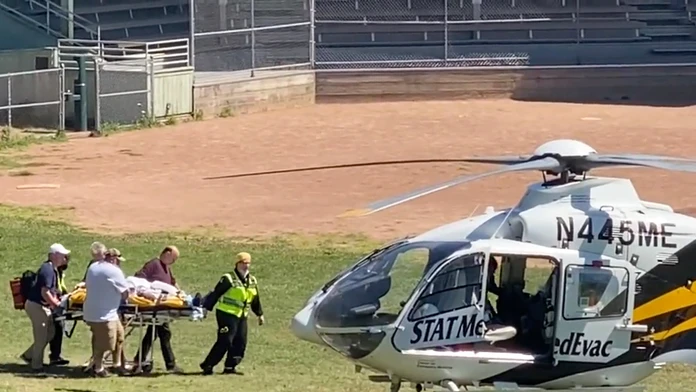 Salmana Rushdieho odvážajú na nosidlách do helikoptéry
