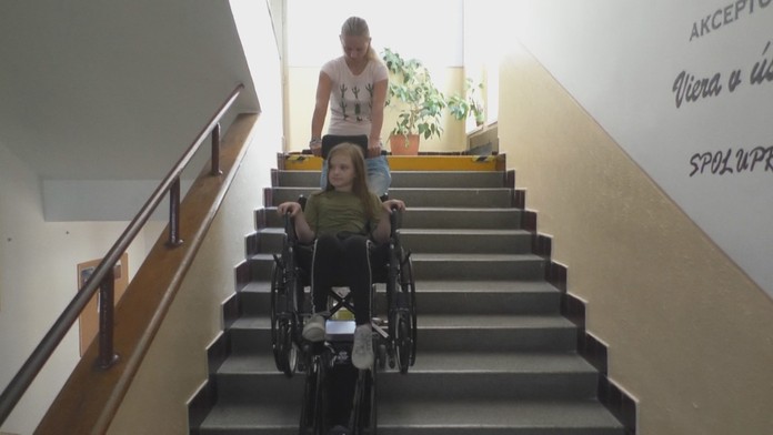 Nie sú peniaze na asistentov.