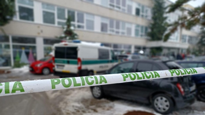 Výhražné emaily mala posielať do školy v Banskej Bystrici žena. Sudkyňa predbežne rozhodla o jej väzbe