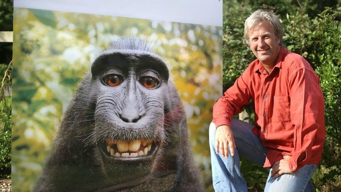 Fotograf David Slater so slávnou selfie makaka.