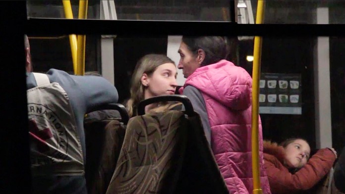 Zo železiarní v Mariupole evakuovali prvú skupinu zhruba 100 ľudí.