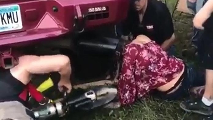 Mladej Američanke hlava uviazla vo výfuku kamióna.