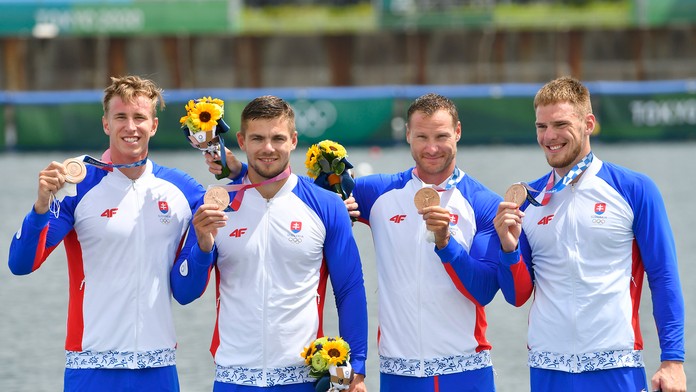 Slovenskí rýchlokanoisti zľava Samuel Baláž, Denis Myšák, Erik Vlček a Adam Botek sa tešia z bronzu na OH v Tokiu.
