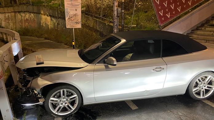 Šofér zbehol autom schody na Židovskej ulici v Bratislave.