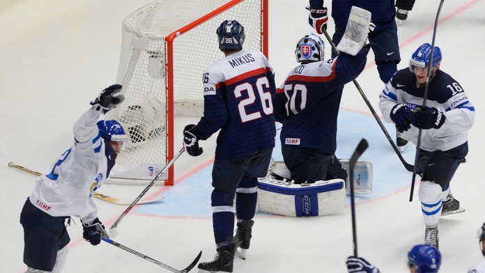 Fínsky hokejista Joonas Donskoi (vľavo) sa teší po strelení úvodného gólu