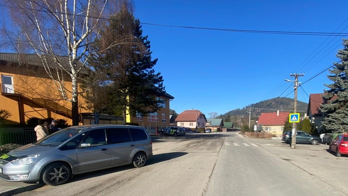Na Orave zrazil vodič dieťa na priechode pre chodov. Utrpelo vážne zranenia, prevážal ho vrtuľník