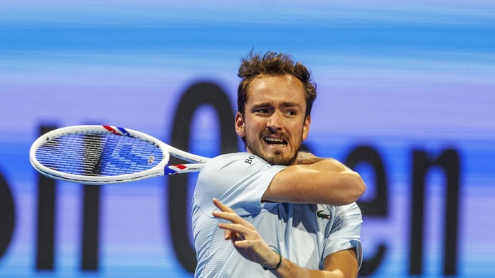 VIDEO: Ruský tenista stratil nervy. Rozmlátil raketu a obvinil rozhodcu zo zaujatosti