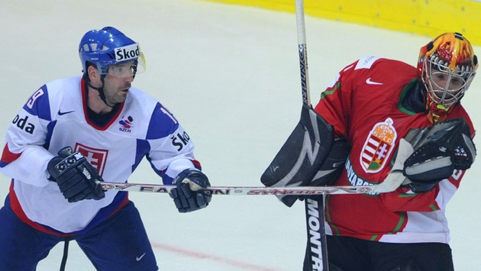 Na archívnej snímke 24. apríla 2009 Rastislav Pavlikovský a brankár Maďarska Levente Szuper.