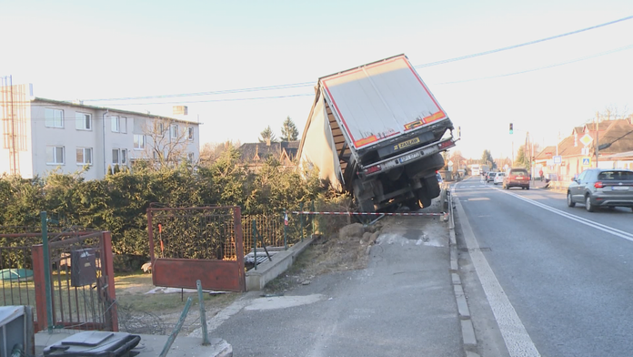 Nehoda kamiónu v obci Lada.