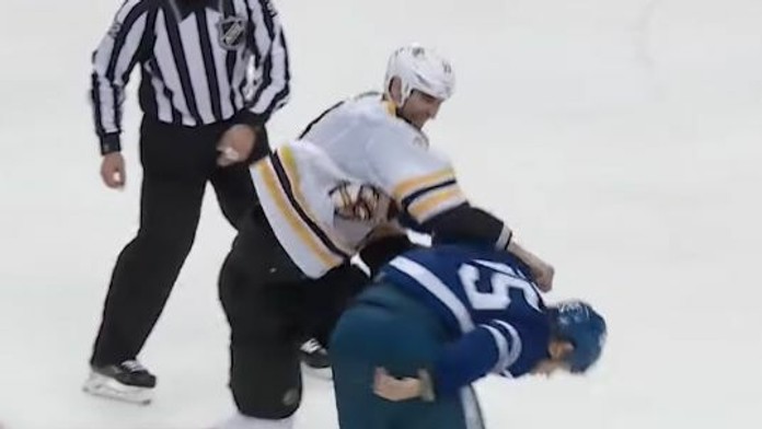 Zdeno Chára sa pobil s Mattom Martinom.