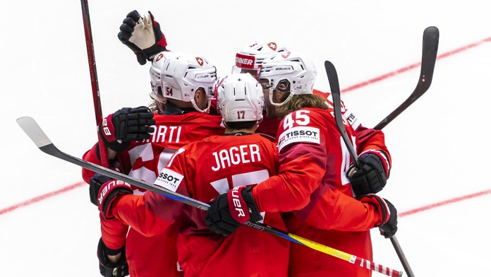 Švajčiarski hokejisti oslavujú gól