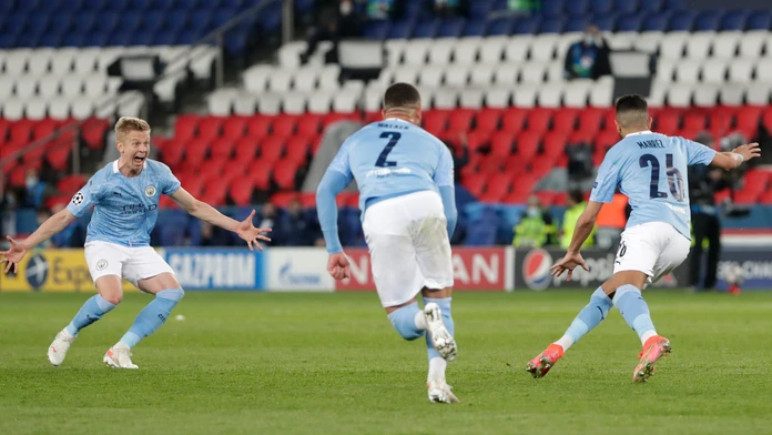 Riyad Mahrez (vpravo) oslavuje so spoluhráčmi svoj gól do siete PSG.