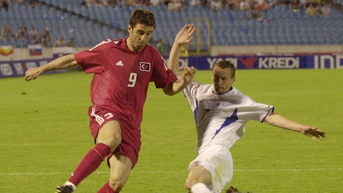 Na archívnej snímke Vladimír Labant (vpravo) a turecký reprezentant Hakan Sükür. 