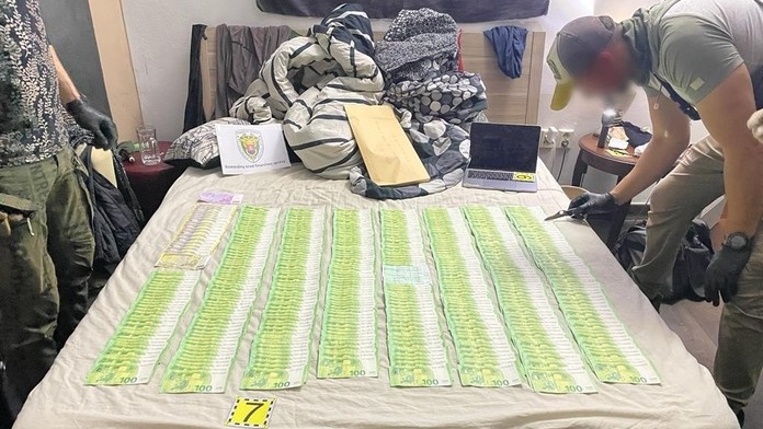 Policajti objavili veľké množstvo drog a hotovosti.