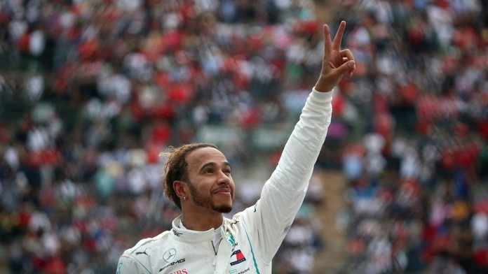 Lewis Hamilton z Mercedesu oslavuje zisk titulu majstra sveta.