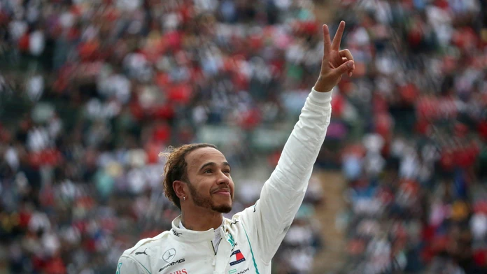 Lewis Hamilton z Mercedesu oslavuje zisk titulu majstra sveta.