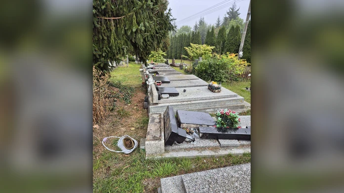 FOTO: Smutný pohľad na cintoríne vo Vrútkach. Niekto poškodil 58 pomníkov