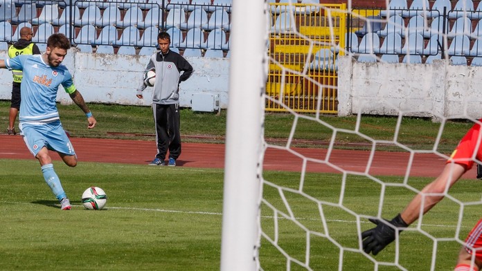 Marko Milinkovič (Slovan) sa pokúša prekonať Igora Šemrinca (Trenčín).
