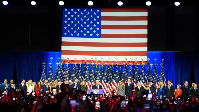 Republikánsky prezidentský kandidát a americký exprezident Donald Trump hovorí počas volebnej noci.