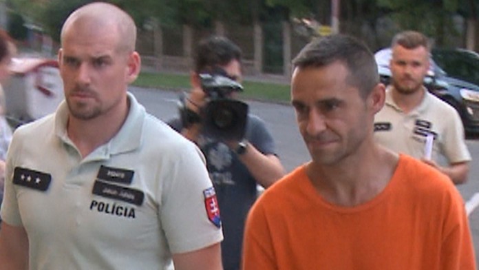 Chytený väzeň na úteku Štefan Bota ide pred sudcu.