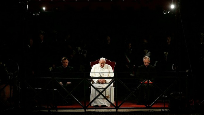 Papež František počas Krížovej cesty na Veľký piatok.