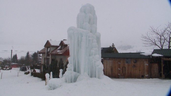 Ľadová fontána v plnej kráse.