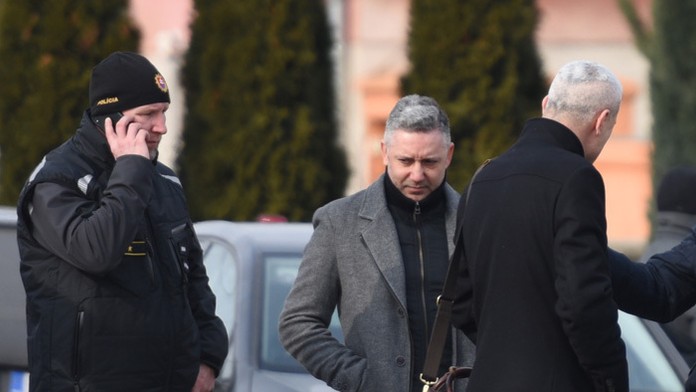 Bývalý šéf protikorupčnej jednotky NAKA Róbert Krajmer (uprostred).