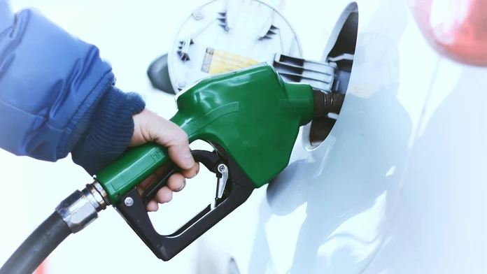 Muž tankuje benzín na pumpe 