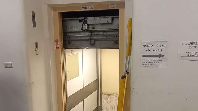V pražskej nemocnici sa zrútil do šachty výťah. Vo vnútri bolo 13 ľudí vrátane detí