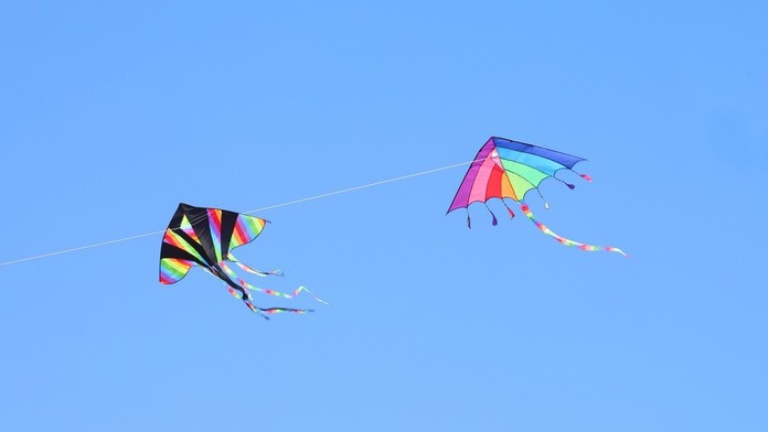 Dvaja Česi na motorke púšťali šarkana pri vedení vysokého napätia, skončili s popáleninami v nemocnici