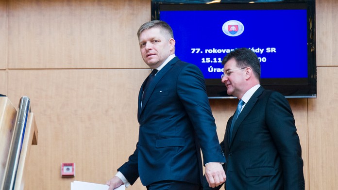 Na snímke vľavo predseda vlády SR Robert Fico a vpravo minister zahraničných vecí a európskych záležitostí SR Miroslav Lajčák