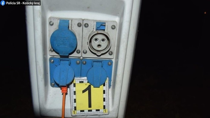 Mladíka zabila v stane elektrina