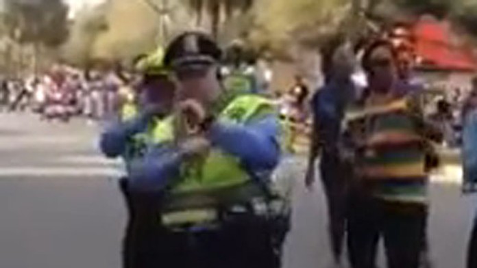 Policajt predviedol tanečné kreácie