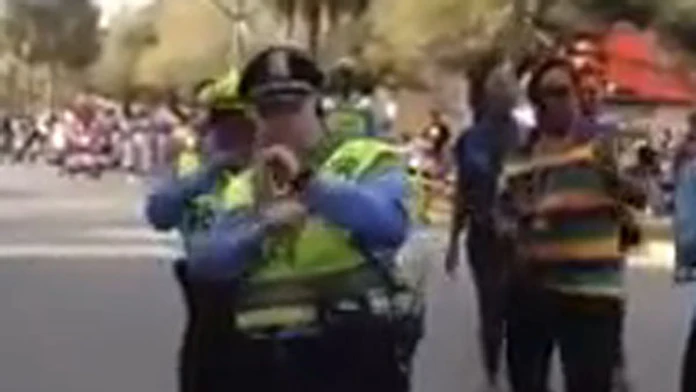 Policajt predviedol tanečné kreácie