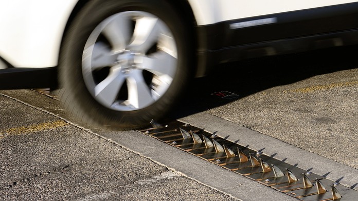 Polícia naháňala 75-ročnú vodičku. Pri dramatickej jazde prešla sedemkrát cez kovové pásy s hrotmi