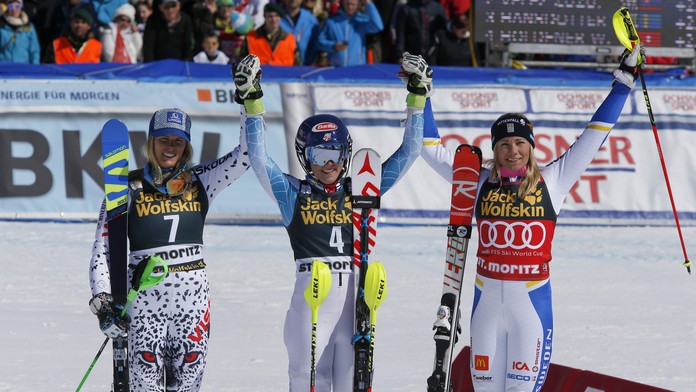 Slovenská lyžiarka Veronika Velez- Zuzulová (vľavo) sa teší z druhého miesta