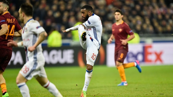 Alexandre Lacazette strieľa exportný gól.
