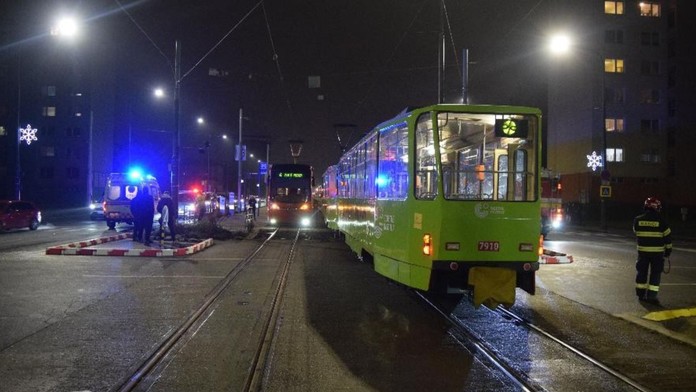 Dve električky po zrážke chodca.