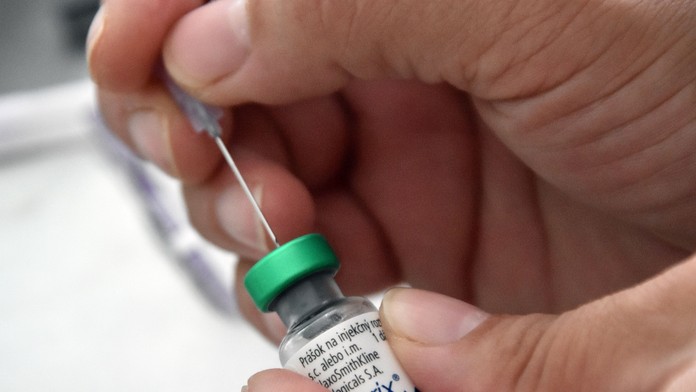 Na snímke príprava očkovacej látky proti osýpkam  v súkromnej detskej ambulancii v areáli nemocnice Svet zdravia v Trebišove.