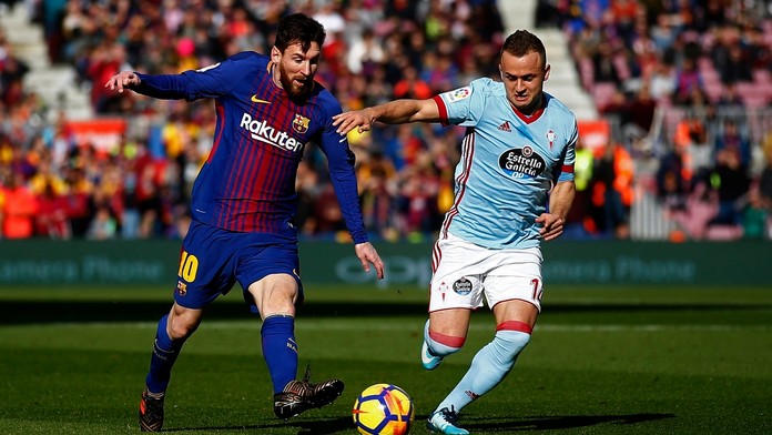 Hráč Barcelony Lionel Messi a stredopoliar Celty Slovák Stanislav Lobotka v súboji o loptu.