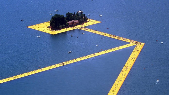 Plávajúce mólo na jazere Iseo v Taliansku.