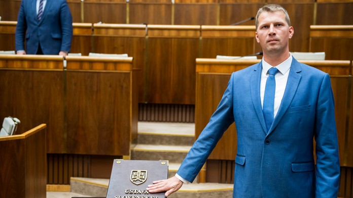 Peter Cseh (OĽANO) zložil poslanecký sľub, do parlamentu sa vrátili aj bývalí štátni tajomníci SaS